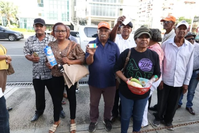 “El arroz cuesta 50 pesos la libra”: ciudadanos protestan frente al Ministerio de Industria y Comercio