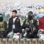 Hamás libera a tres rehenes en un nuevo intercambio tras reconducir la tregua con Israel