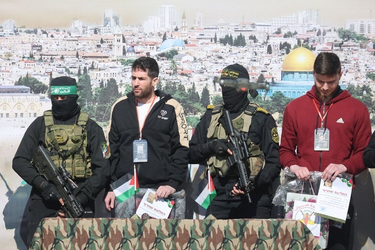 Hamás libera a tres rehenes en un nuevo intercambio tras reconducir la tregua con Israel