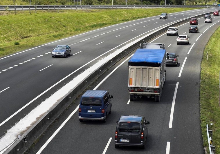 Multan en Países Bajos a exalcalde por masturbarse mientras conducía en una autopista