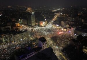 Más de 100.000 personas se manifiestan contra la corrupción del Gobierno en la capital de Serbia