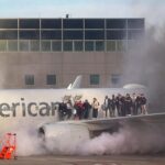 Un incendio en un avión de American Airlines en Denver obliga a evacuar a los pasajeros por el ala