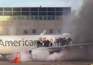 Un incendio en un avión de American Airlines en Denver obliga a evacuar a los pasajeros por el ala