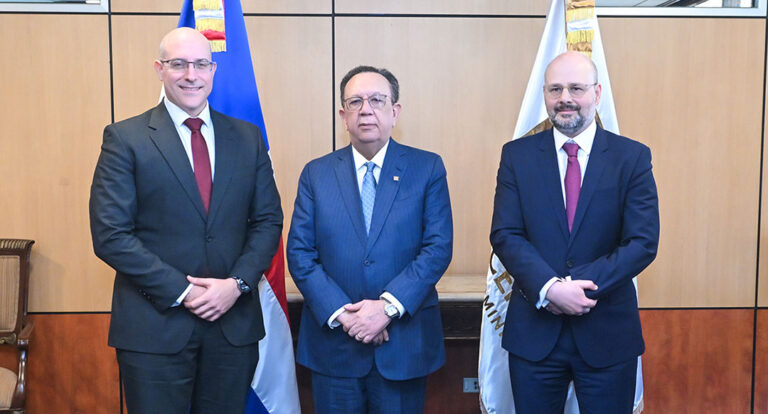 FMI proyecta crecimiento de 4.5 % en 2025 y 5.1 % en 2026 para la economía dominicana, según reunión con el BCRD