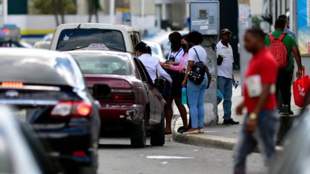 Haitianos ganan terreno en el transporte público dominicano