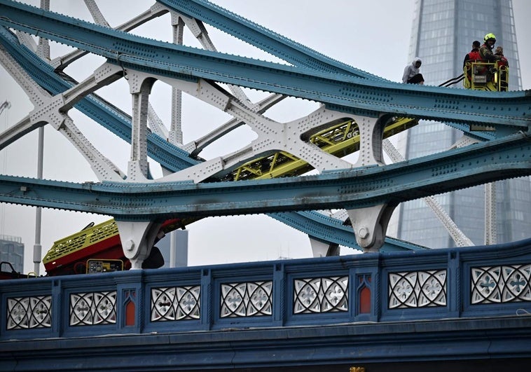 Cierran durante varias horas el Tower Bridge de Londres después de que un hombre trepara por la estructura