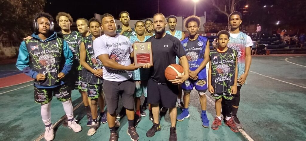 Equipo Negro conquistó serie regular basket juvenil Club Caonabo copa Pescadería Wanda