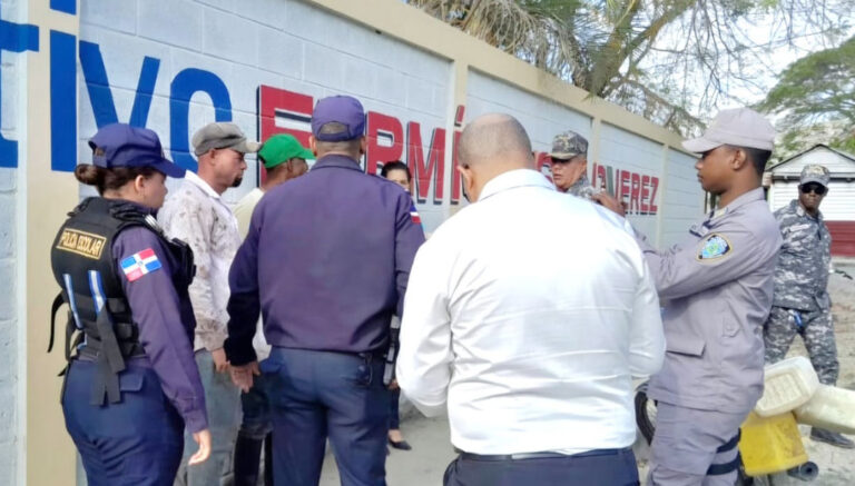 Detienen a dos hombres que aplicaban pesticida cerca de una escuela