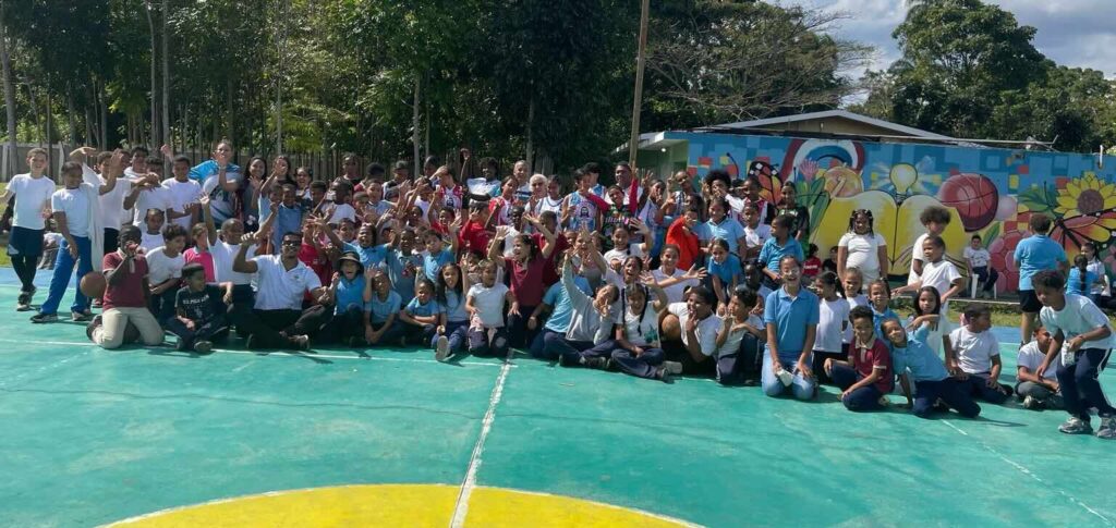 Indias del club San Vicente imparte clínica de baloncesto femenino escuela Ojo de Agua Salcedo