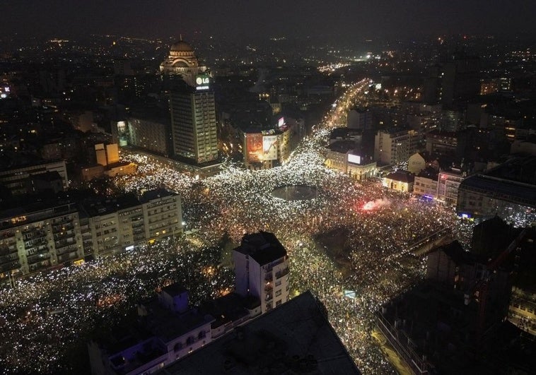 Más de 100.000 personas se manifiestan en Serbia contra la corrupción del Gobierno y el presidente Vucic dice entender «la rabia»