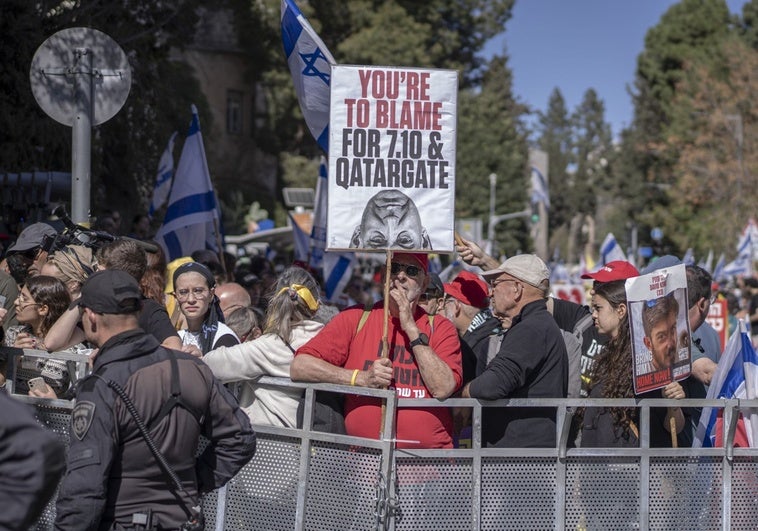 Miles de israelíes claman contra Netanyahu: «Tú tienes la culpa»