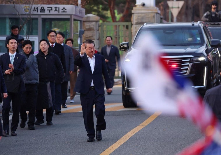 Sale de prisión el presidente destituido de Corea del Sur 52 días después de ser detenido por la ley marcial fallida