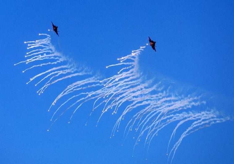 Un avión militar en Corea del Sur lanza por error ocho bombas y hiere a varios civiles