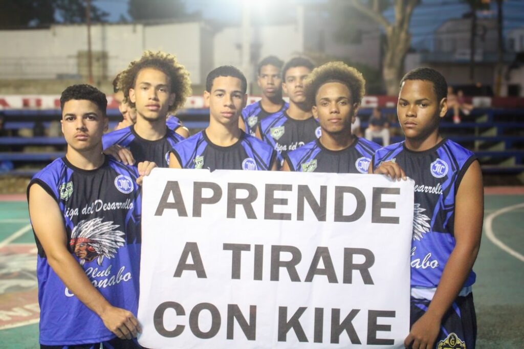 Azul  vence al team Agua avanzando a final  basket juvenil club Caonabo Copa Pescadería Wanda