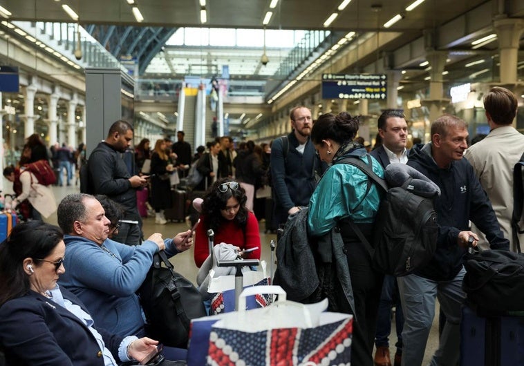 Cierre histórico de Heathrow: cómo el incendio en una estación eléctrica de barrio desató el caos mundial