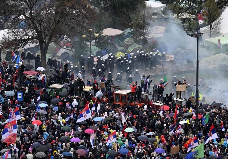 El presidente de Serbia dice que dimitirá si se demuestra el uso de cañones de sonido para disolver las protestas
