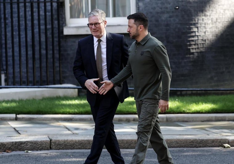 Starmer lidera una cumbre virtual para presionar a Putin: «No podemos permitir que juegue con el acuerdo de Trump»