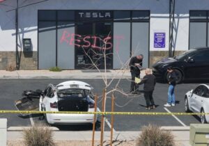 Trump dice que el vandalismo contra los Tesla de Musk es «terrorismo doméstico»