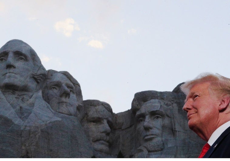 De esculpir su cara en el monte Rushmore a un día festivo en su honor: la loca carrera por adular a Trump