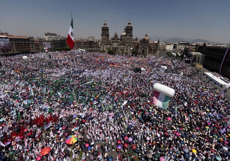 Sheinbaum, arropada por miles de mexicanos en el Zócalo, afirma que seguirá «colaborando» con EE.UU. en todos los ámbitos