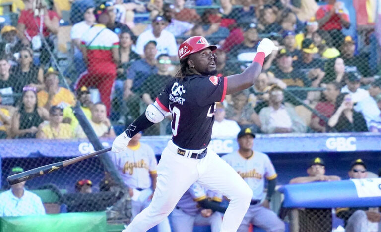 Escogido renueva contrato con Orlando Calixte