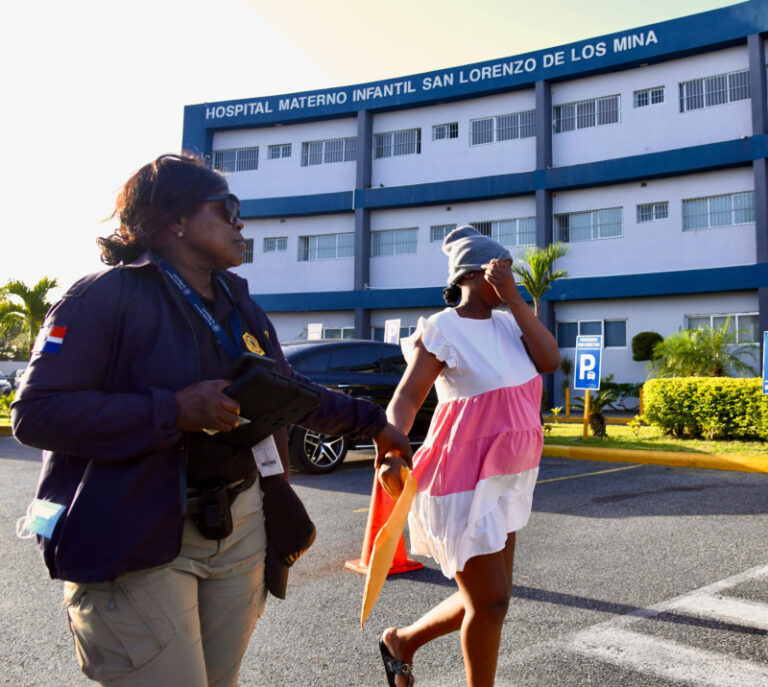 Haitianos llegan con papeles en manos a los hospitales