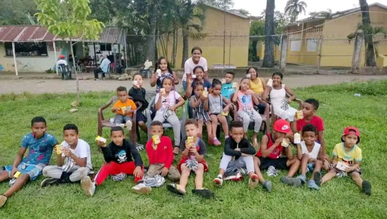 Nestlé endulza la Semana Santa de más de 200 niños en la provincia Duarte