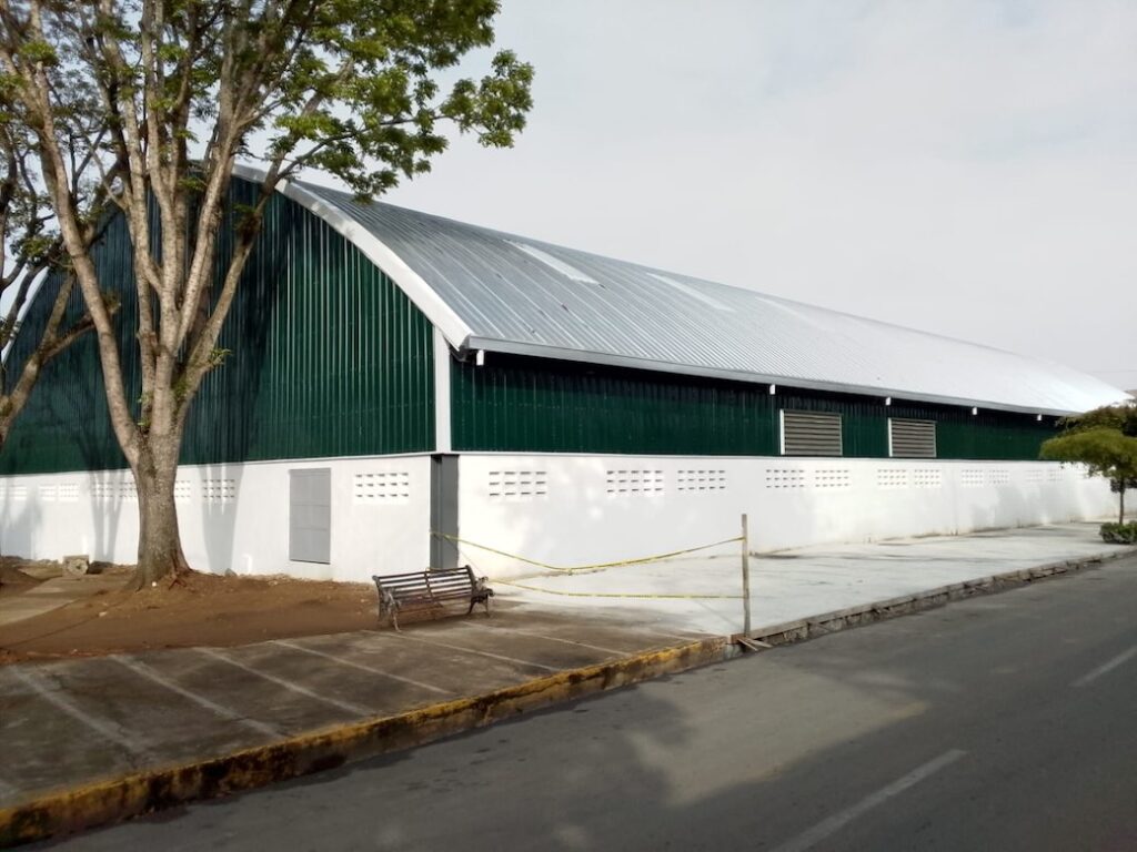 A ritmo acelerado avanzan los trabajos de construcción Polideportivo Máximo Gómez