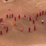 Los inmigrantes del centro de detención de Texas piden auxilio a un dron formando un 'S.O.S' en el patio