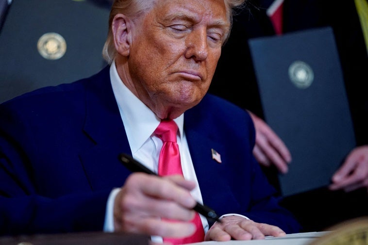 El 'arancelazo' entra en vigor y Trump lo celebra: «Los países me están besando el culo»