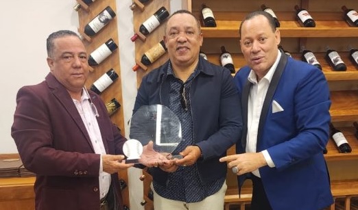 Liga Nacional de Béisbol reconoce a Juan Núñez