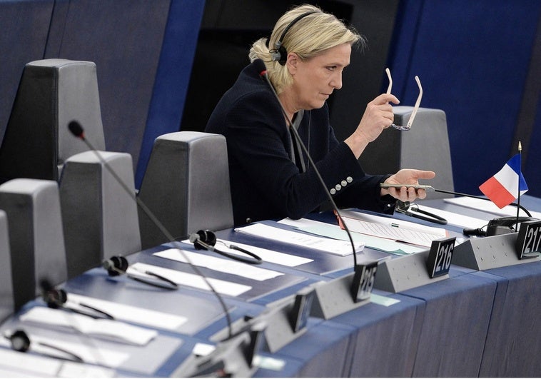 Le Pen se queda sin su cargo de consejera departamental y se oscurece aún más su futuro político