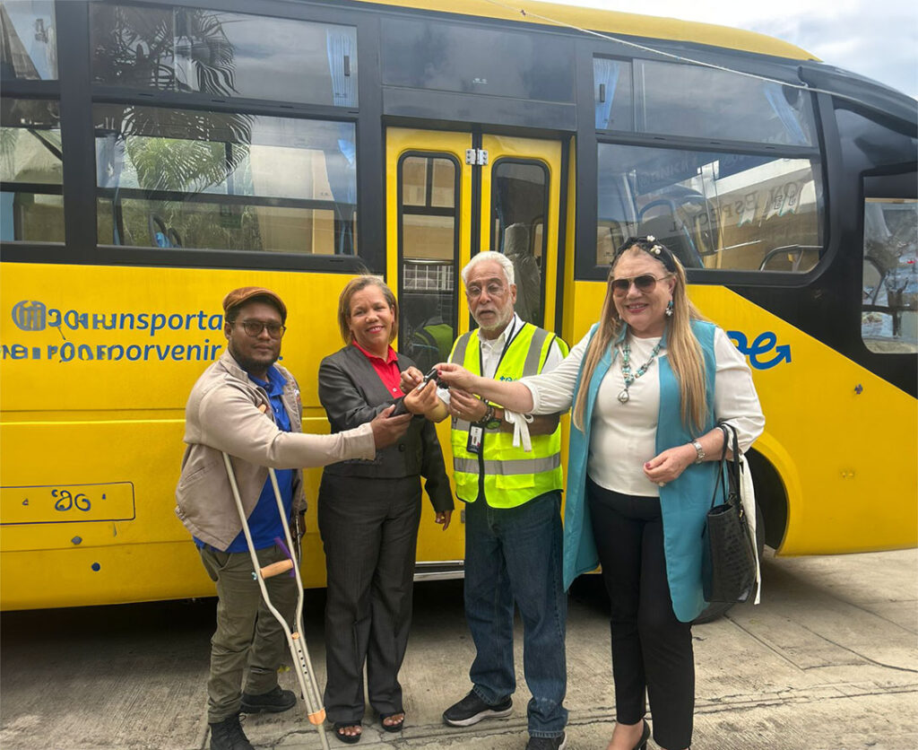 Centro Educativo LARPE recibe autobús adaptado tras gestiones de la ADP Seccional Este en SFM