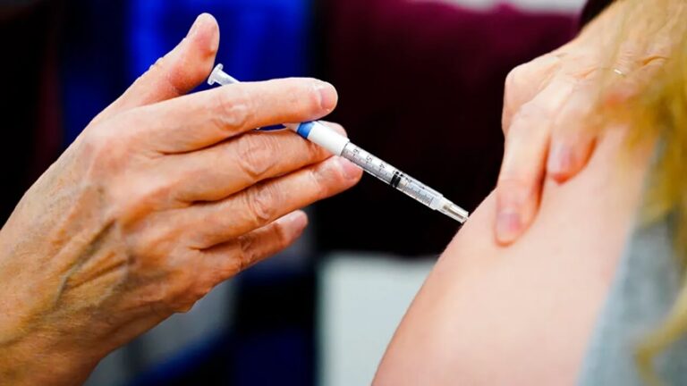 CDC recomienda vacunarse contra VRS; dominicanos NY acogen llamado