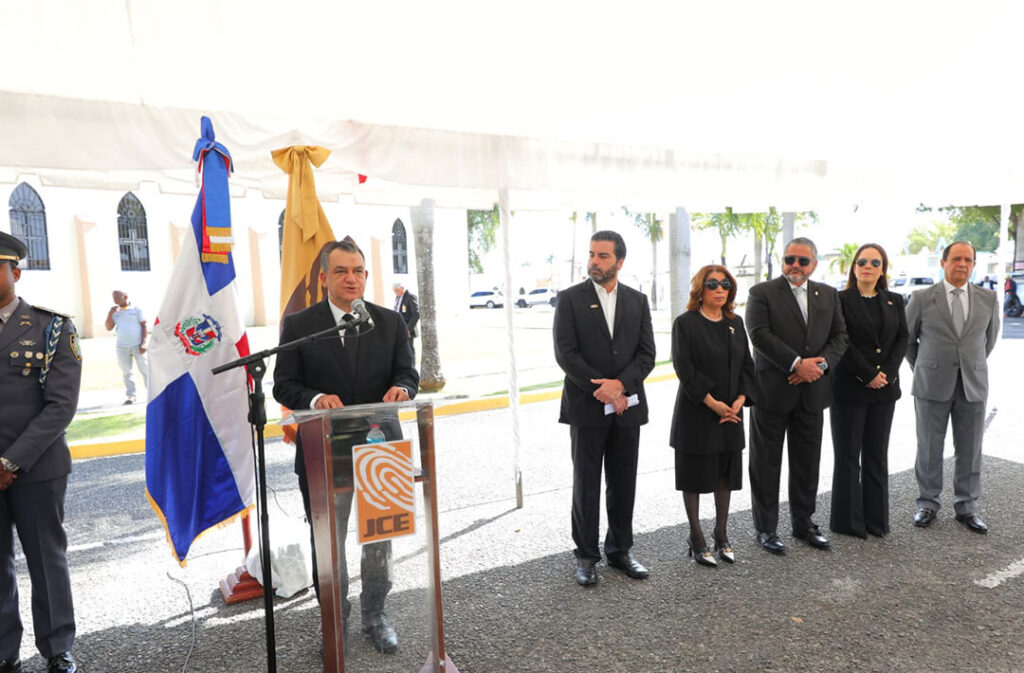 JCE remoza panteón de familias Woss y Gil como homenaje póstumo al primer presidente del órgano electoral