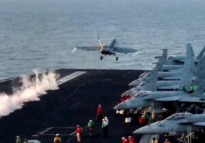 Un caza de EE.UU. cae al mar Rojo tras fallarle los frenos cuando aterrizaba en el portaaviones: es el segundo en 10 días