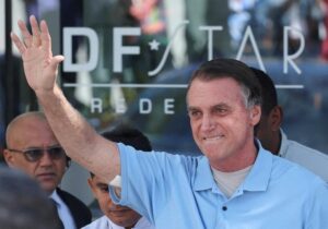 Bolsonaro sale del hospital tras tres semanas ingresado por una operación en el abdomen
