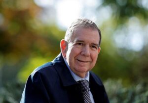 Edmundo González recibe el alta tras recuperarse de una «súbita bajada de tensión»