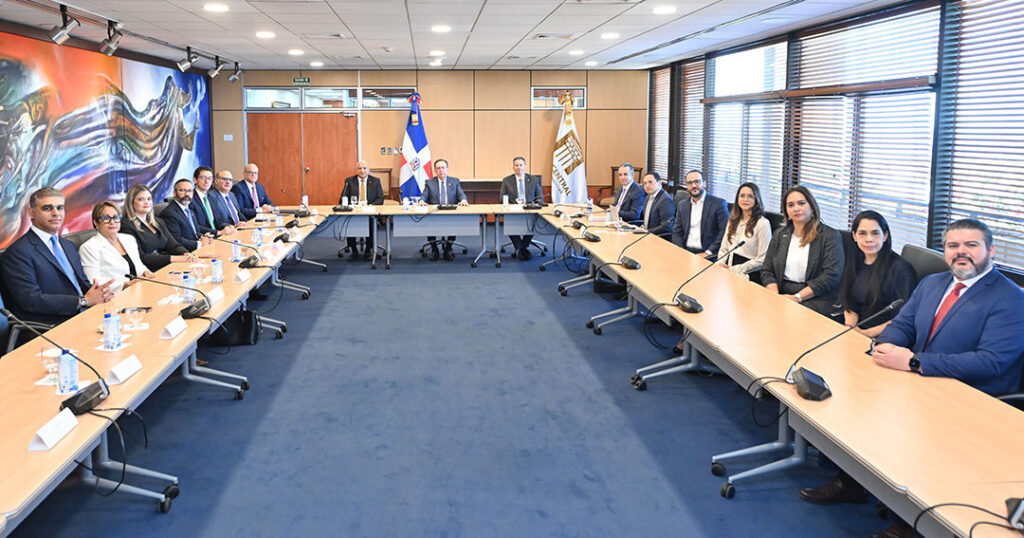 Gobernador Banco Central y CADOMCA destacan rol del mercado de capitales en el desarrollo económico dominicano