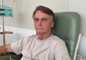 Bolsonaro sale de cuidados intensivos casi tres semanas después de su ingreso