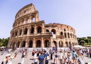 Un turista intenta trepar la verja del Coliseo, pero cae y termina empalado