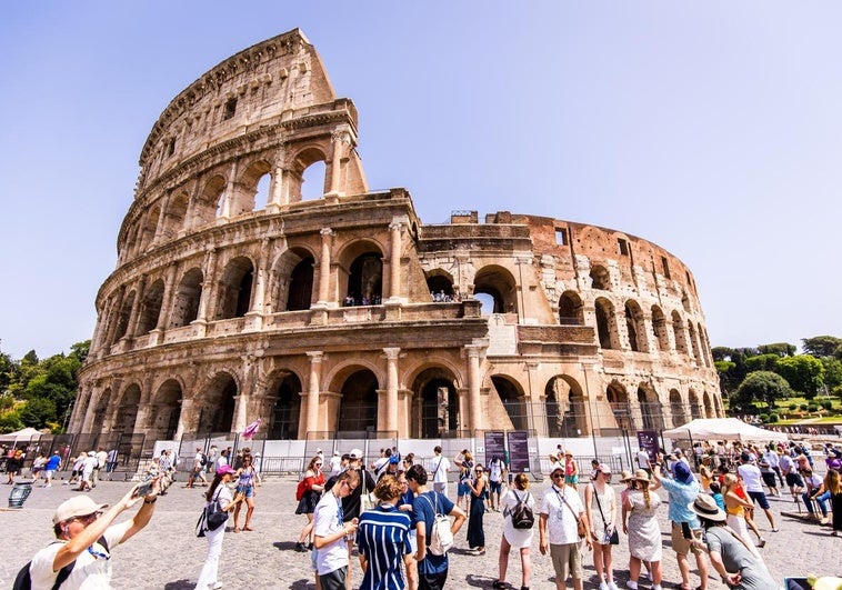 Un turista intenta trepar la verja del Coliseo, pero cae y termina empalado