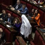 Un diputado italiano se disfraza de fantasma para protestar contra Meloni y lo expulsan del Parlamento