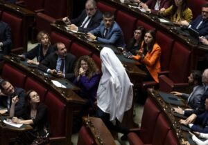Un diputado italiano se disfraza de fantasma para protestar contra Meloni y lo expulsan del Parlamento
