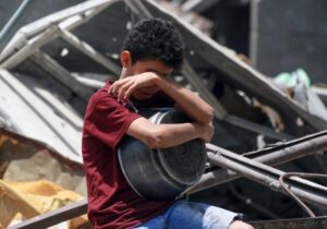 Israel permite la entrada de cinco camiones de ayuda humanitaria en Gaza tras dos meses y medio de bloqueo