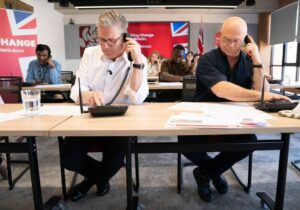 Conservadores y laboristas esquivan la autocrítica mientras Reform UK capitaliza el descontento en Inglaterra