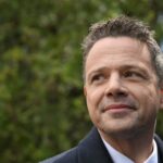 El conservador Trzaskowski se impone en la primera vuelta de las presidenciales polacas, según los sondeos a pie de urna