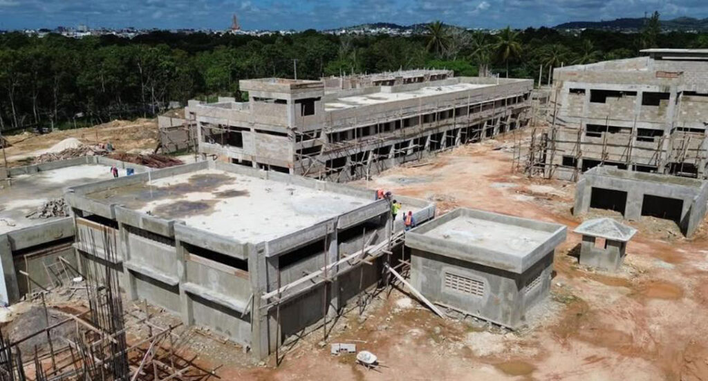 Gobierno y comunitarios inspeccionan proceso terminación nueva cárcel Higüey