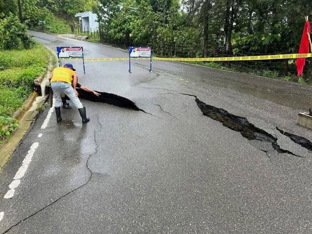 Deslizamientos y hundimientos afectan la carretera ecoturística Tenares-Gaspar Hernández a causa de las lluvias