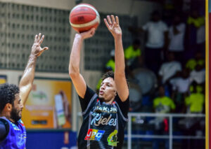 Los Rieles derrotan al Chivo y empatan la serie en el Baloncesto Barrial